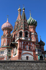 Fototapeta na wymiar St. Basil's Cathedral on Red Square in Moscow against the backdrop of a bright blue sky