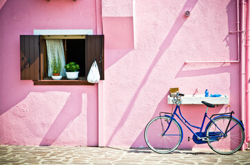 maison rose et vélo bleu - 707177440