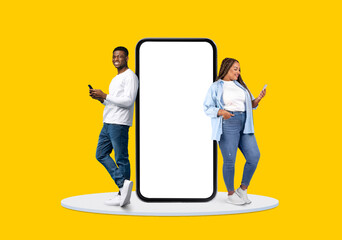 Two people texting on phones next to blank giant screen - obrazy, fototapety, plakaty