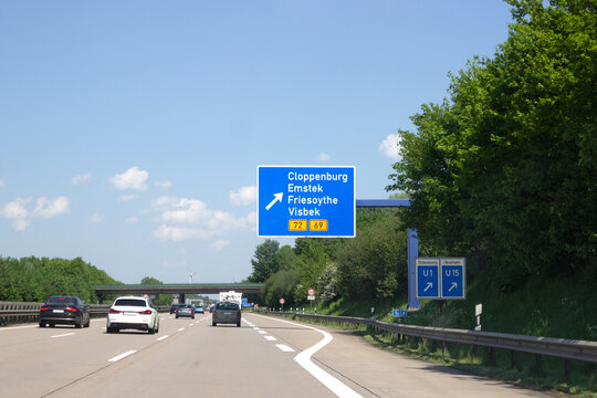 Hinweisschild A1, Ausfahrt, Cloppenburg, Bundesstra&szlig;en B72 und B69 in Richtung Bremen