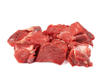 morceaux de boeuf cru, isolé sur un fond blanc