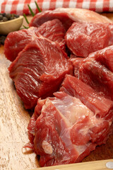 morceaux de boeuf cru, en gros plan, sur une planche à découper