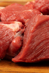 morceaux de boeuf cru, en gros plan, sur une planche à découper