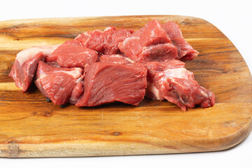 morceaux de boeuf cru, isolé sur un fond blanc