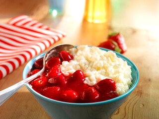 Milchreis mit Erdbeer, Milchreis, Erdbeeren, Obst, Tellergericht,