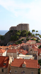 Encantos de Dubrovnik: Arquitetura Histórica e Mar Adriático. A imagem captura a essência de Dubrovnik, uma cidade repleta de história e beleza.