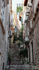 Fototapeta na wymiar Encantos de Dubrovnik: Arquitetura Histórica e Mar Adriático. A imagem captura a essência de Dubrovnik, uma cidade repleta de história e beleza.