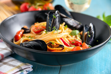 Deliziose linguine con pomodorini e cozze, tipica pasta italiana, cibo europeo 