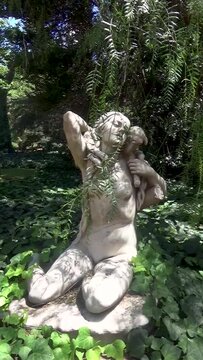 Escultura mujer con un cordero. Jard&iacute;n Bot&aacute;nico Carlos Thays, Buenos Aires, Argentina.