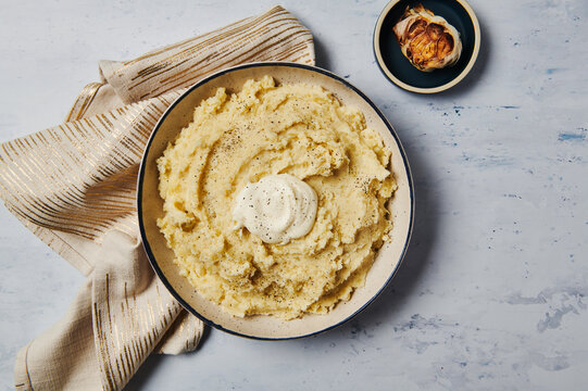 Bowl of mashed potatoes with garlic 