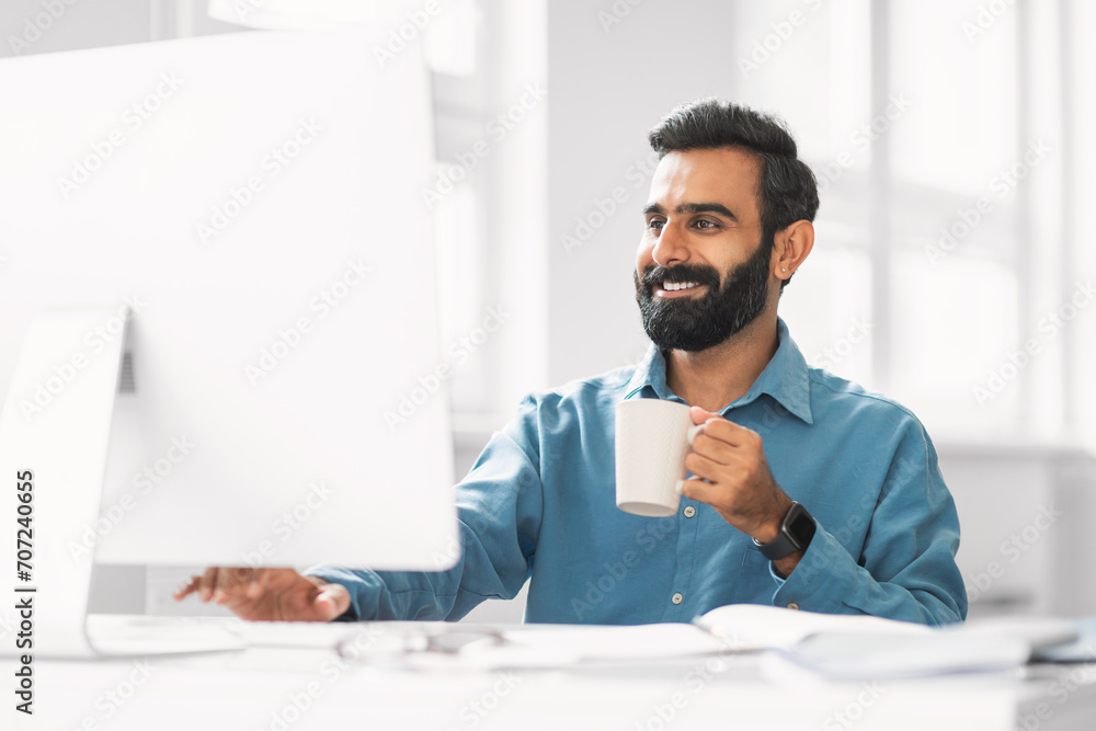 Aufkleber professional with coffee mug using computer in office