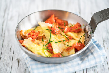 ravioli tomaten sauce in schöner pfanne 