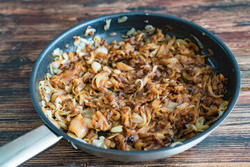zwiebel geröstet in einer pfanne 