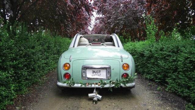Just Married Vintage Car 4k