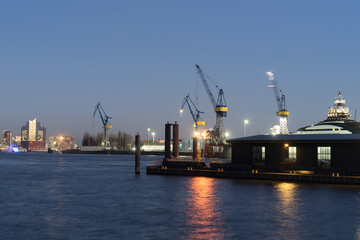 Fototapeta premium Der Hamburger Hafen in den Abendstunden, immer eine Reise wert