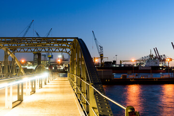 Fototapeta na wymiar Der Hamburger Hafen in den Abendstunden, immer eine Reise wert