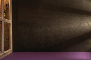 Panorama de fond d'un mur noir avec un support violet pour création d'arrière plan. Panoramique...