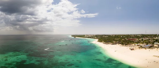 Tragetasche Typical Zanzibar beach where tourists and locals mix together of colors and joy, concept of summer vacation, aerial view of zanzibar, Tanzania © robertobinetti70