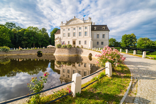 Polska, Świętokrzyskie, Kurozwęki, Pałac z fosa z wodą, zieleń parkowa