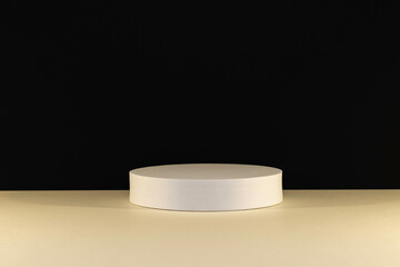 Arrière plan noir sur un support beige avec un podium vide pour des produits avec un rendu 3 D. Plate-forme vide avec podium pour cosmétique, bijoux, maquette ou autres objets.	