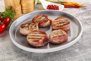 Grilled pork tenderloin with bacon