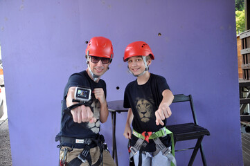 Fototapeta premium pai e filho com equipamentos para atividade esportiva de tirolesa 