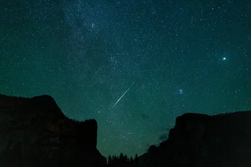 Papier Peint photo Half Dome Milky Way with Meteor Fireball Yosemite National Park