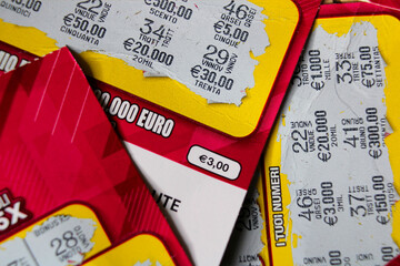Several italian scratch cards are scratched without winning.
