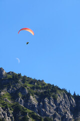 Parapentiste dans le ciel