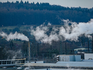 Rauchender Industrieschornstein im Winter