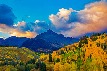 Obraz premium Mount Sneffels in Colorado with fall colored aspen trees at dawn