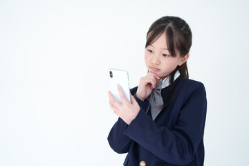 Fototapeta premium スマートフォンを使う困った顔の女の子