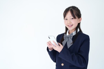 スマートフォンを使う小学生の女の子