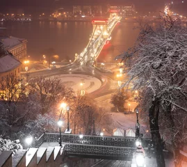 Tableaux ronds sur aluminium brossé Széchenyi lánchíd Famous Chain Bridge in snowfall, Budapest, Hungary