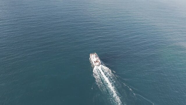 yate visto desde el aire  surcando el atl&aacute;ntico. 