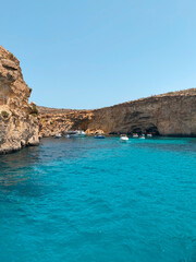 Fototapeta na wymiar Malta, Blue Lagoon. Mare limpido e vacanza paradisiaca.