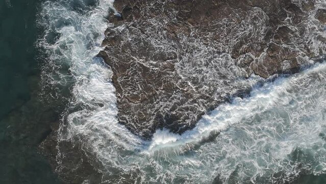 vista a&eacute;rea en espiral alej&aacute;ndose del rompeolas 