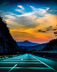hermoso paisaje en la carretera de una montalla con colores impresionantes