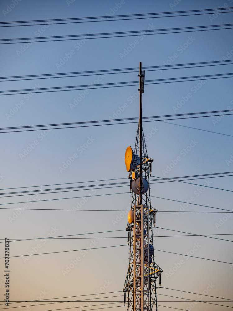 Poster Strommasten und Sendemast in der Abendsonne