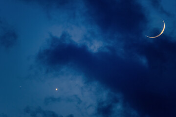 Obraz na płótnie Canvas 夜明けの月と星と空を渡る雲20210712