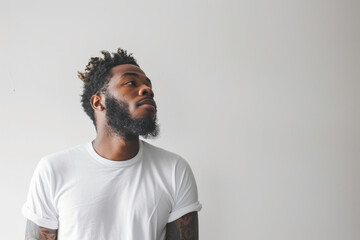 Obraz premium Thoughtful bearded artist at work, a creative portrait capturing an artist in a thoughtful moment against a white background.