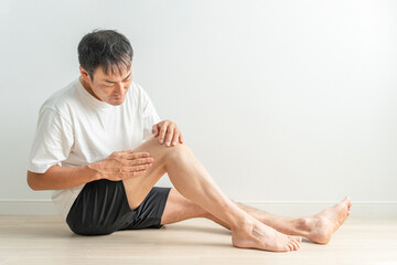 Fototapeta premium 男性のムダ毛・脱毛・剃毛のイメージ（脱毛した脚としていない脚） 