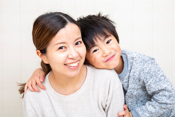 日本人の母子、男児と母親　スキンシップ