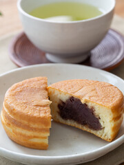 皿の上の回転焼きと日本茶