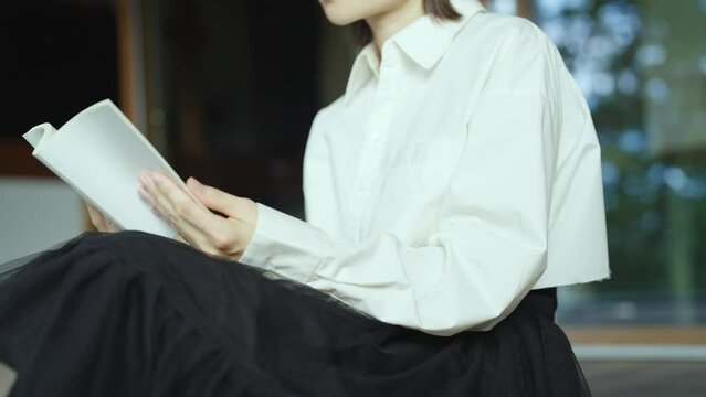 本を読む女性の手元