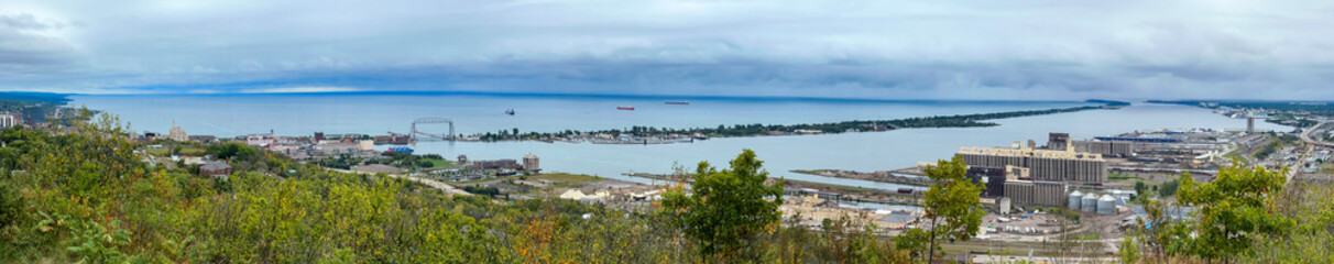 Fototapeta na wymiar Panorama of Duluth, Minnesota and Lake Superior, as seen from Enger Park on a cloudy day.