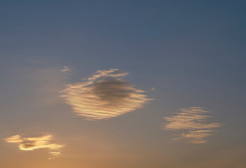 晩秋の綺麗な夕暮れ時の空