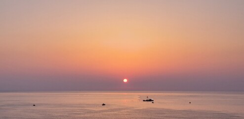 4월 새벽 일출, 멋진 태양 빛과 수평선이 있는 해돋이 영덕 바다 풍경 - The shining sun and the early morning sea