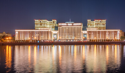 Fototapeta na wymiar Night view of the Ministry of Defence of Russian Federation, and Moscow river embakment