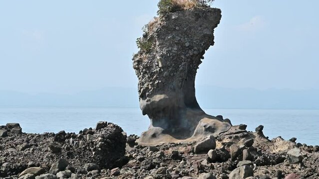 有明海を背景に観光スポットの岩
Rocks of tourist spots with Ariake Sea in the background
「国崎半島にあった火山に由来する土石流堆積物が、波の浸食によって削られて出来た、人の頭のような形になった岩」
日本(春)
Japan (spring)
九州・長崎県南島原市加津佐町
両子岩 （ふたごいわ）
Futagoiwa